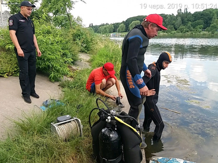 Водолази шукали каналізаційні труби, вив…