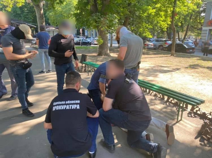 "Не заважав" за гроші: В Одесі затримали…
