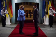 Зеленский более 4 часов говорил с Меркел…