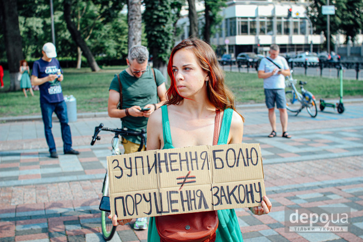 ”Зупини біль”: У Києві мітингують за лег…