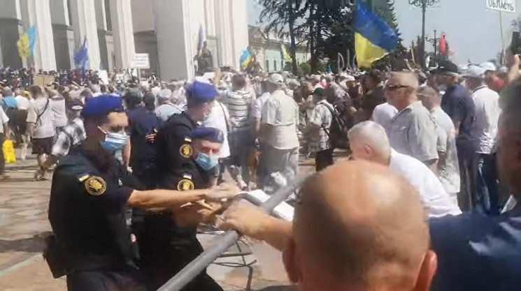 У Києві ветерани МВС штурмують Верховну…