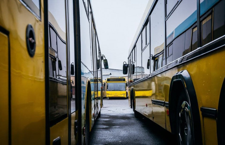 У Києві на Троєщині в тролейбусі водій п…