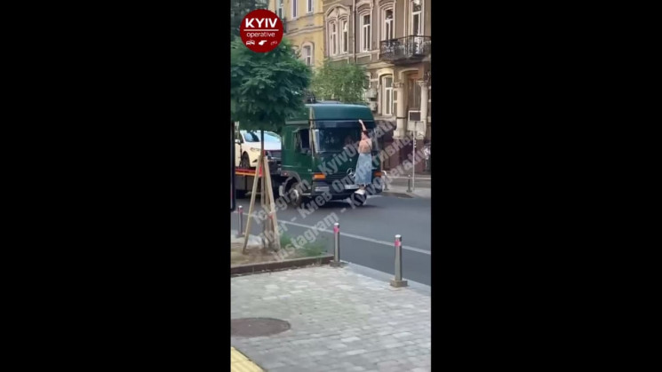У Києві жінка вилізла на евакуатор, щоб…