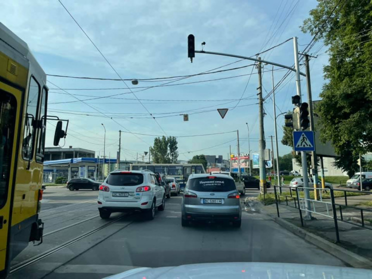 У Львові вимкнені світлофори спричинили…
