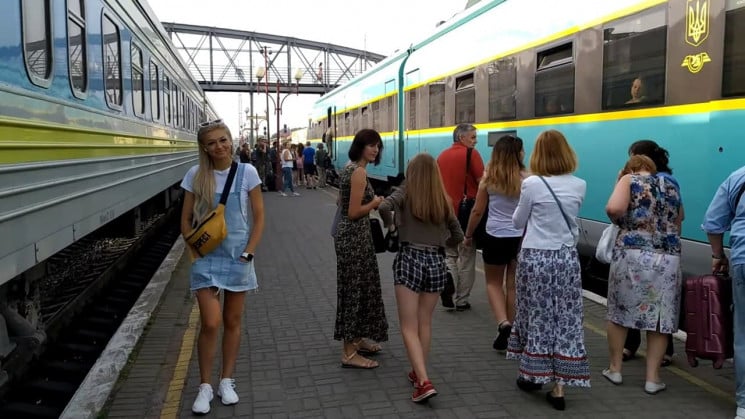 Як поїзд "Обрій" прибуває в Івано-Франкі…