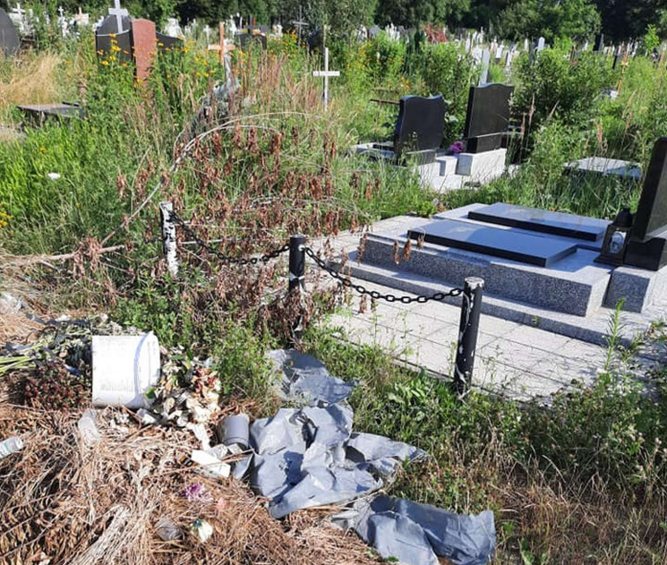 Как во Львове кладбище засыпали мусором…