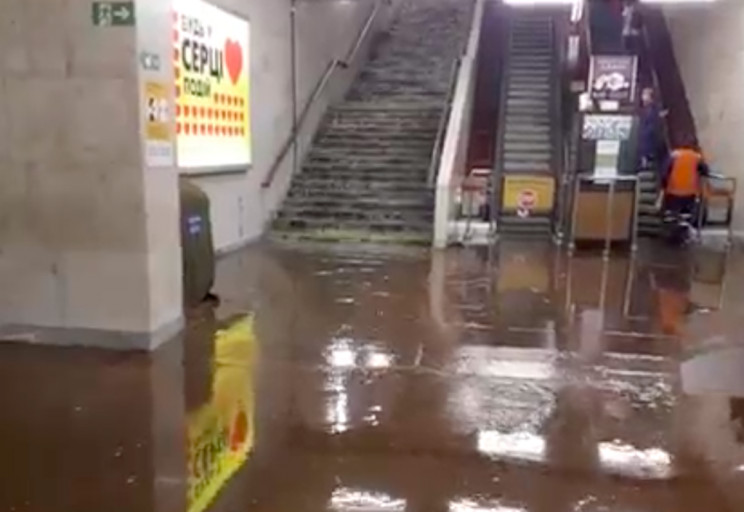 У Києві затопило станцію метро "Берестей…
