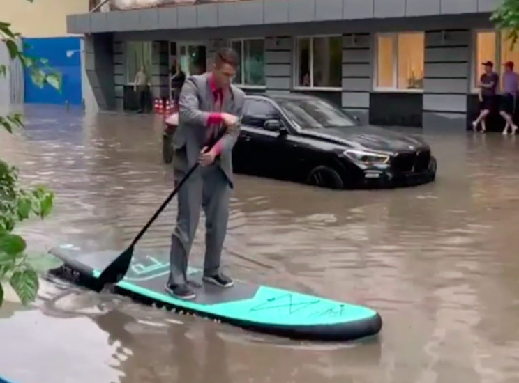 Ураган у Києві: Хлопець в костюмі плив з…