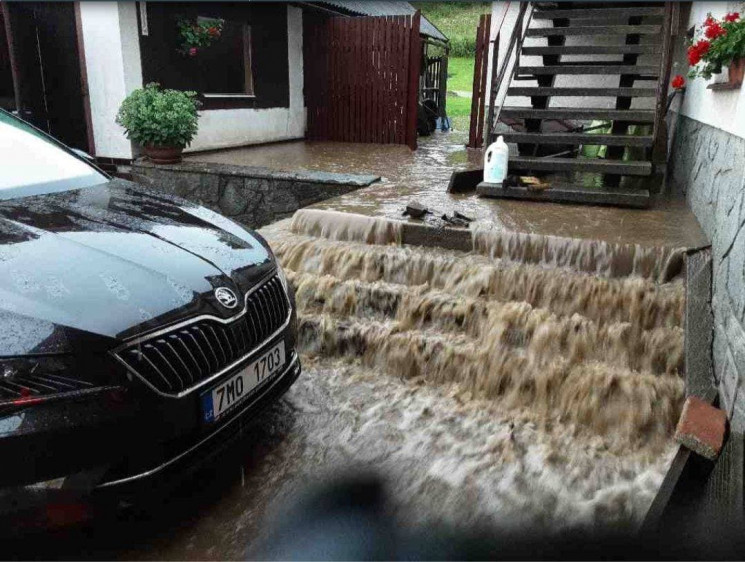 Непогода в Европе: Наводнения затопили Ч…