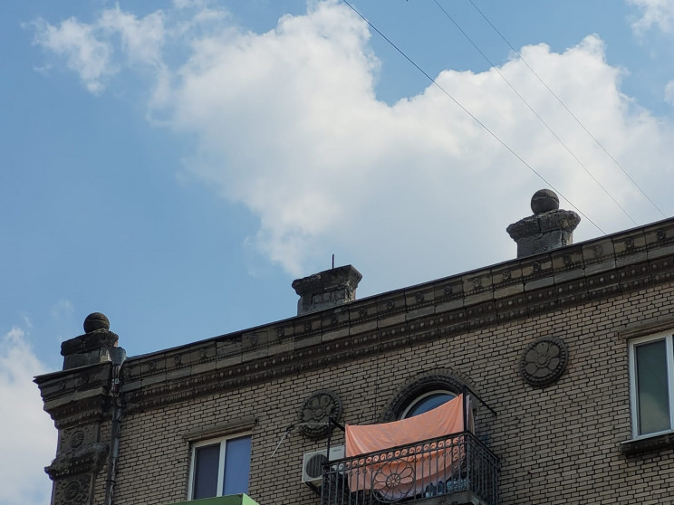 У центрі Дніпра на тротуар падають уламк…