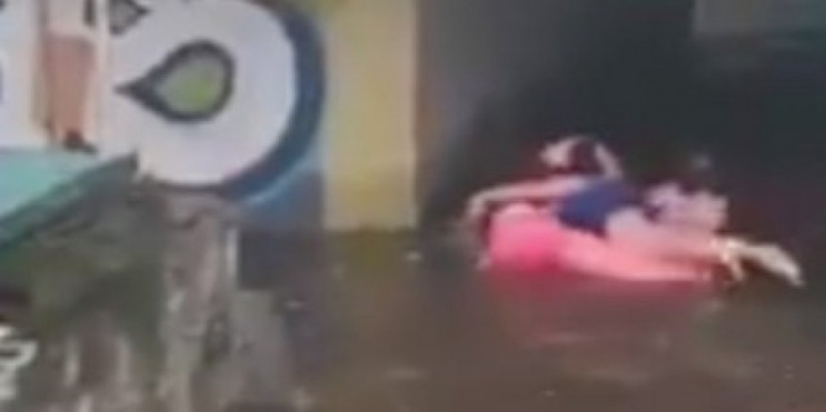 У Києві після зливи жінка в купальнику п…