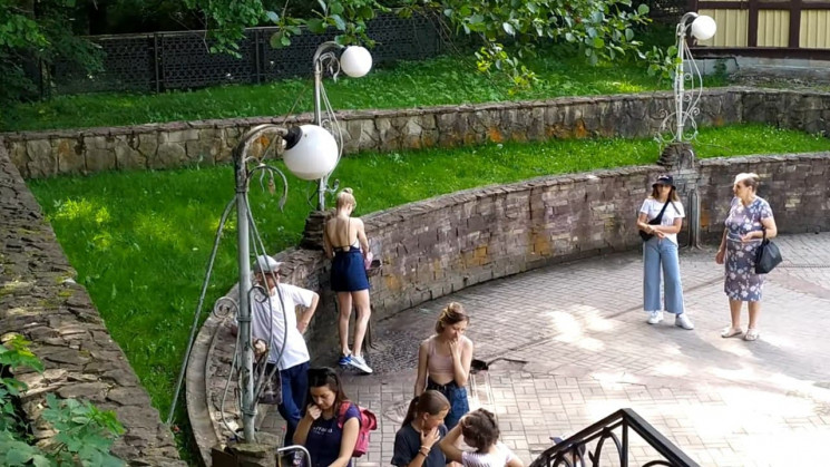 Що витворяють туристи у парку в Трускавц…