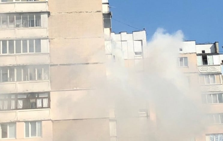 В Киеве загорелась многоэтажка…