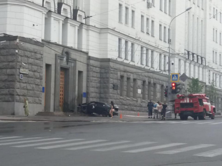 В Харькове иномарка разбилась о парадный…