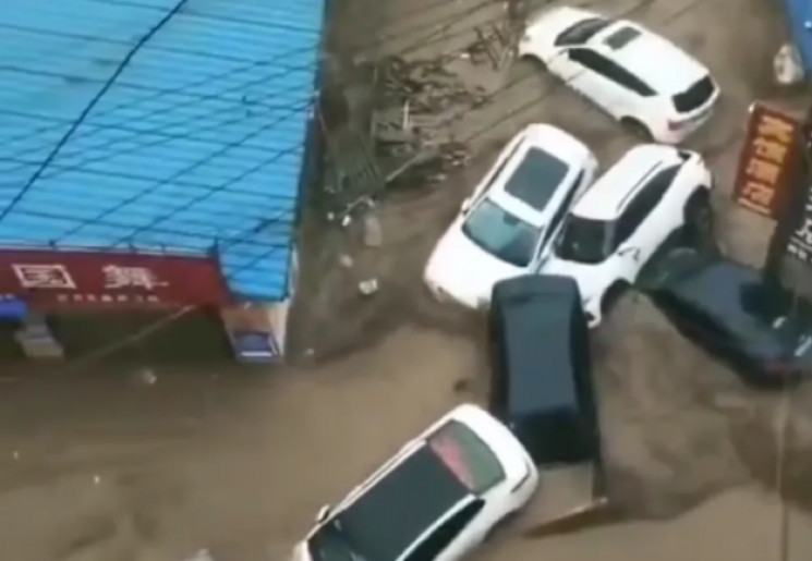 В Китае сильное наводнение затопило метр…