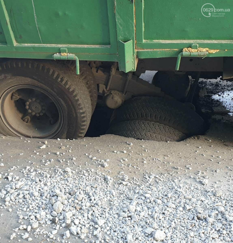 В Маріуполі вантажівка провалилася в дір…