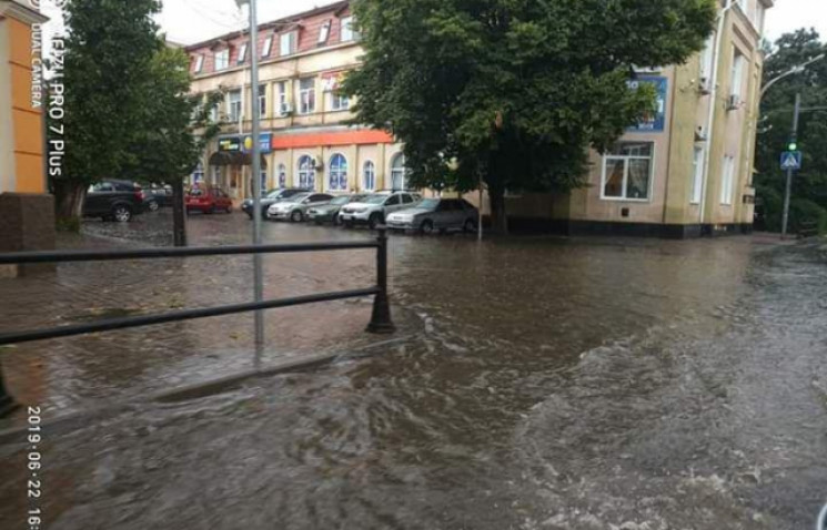 Вулиці Берегова затопило після дощу…