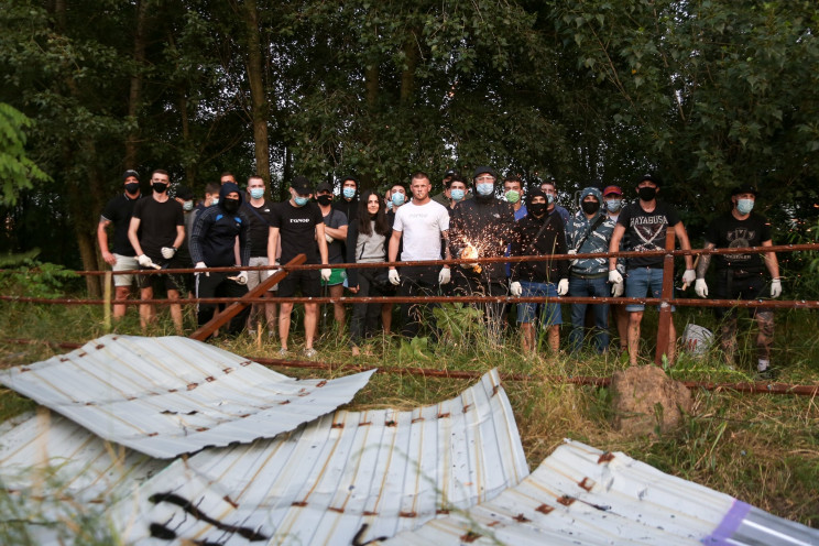 Повалений паркан та сутички: Біля озера…