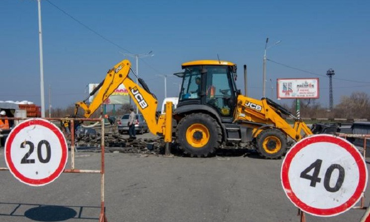 В Каменском трещины в асфальте на мосту…