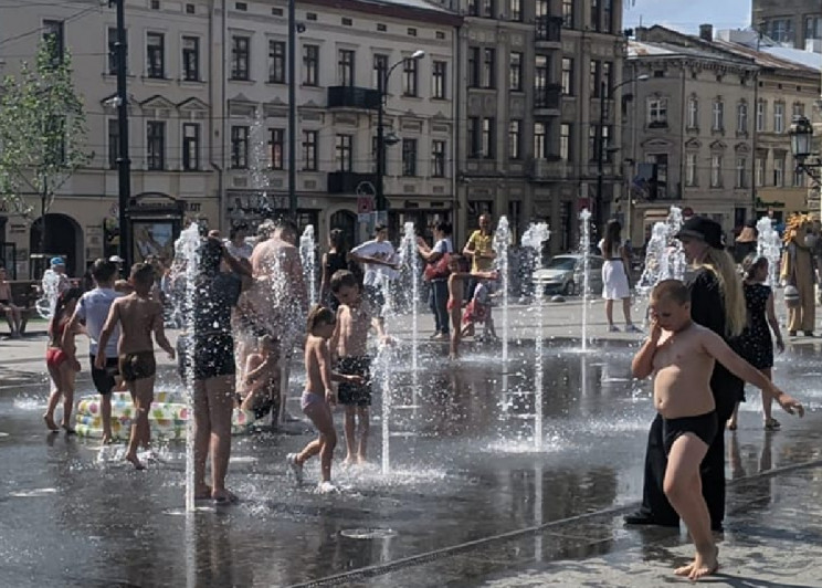 У Львові туристи рятуються від спеки у ф…
