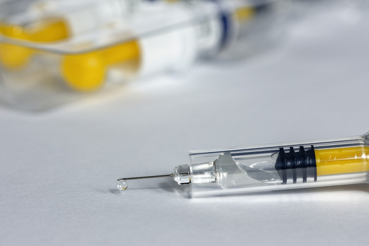 Серед побічних ефектів COVID-вакцини Jan…