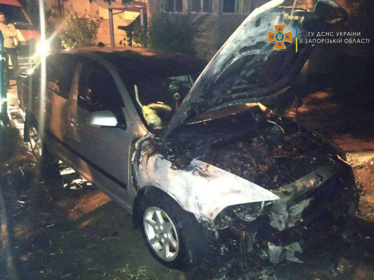 В Запорожской области ночью горела машин…