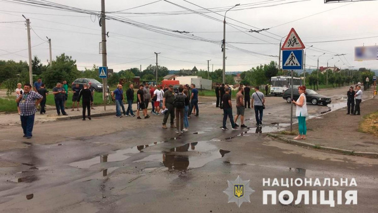 В Черновцах активисты и местные жители п…