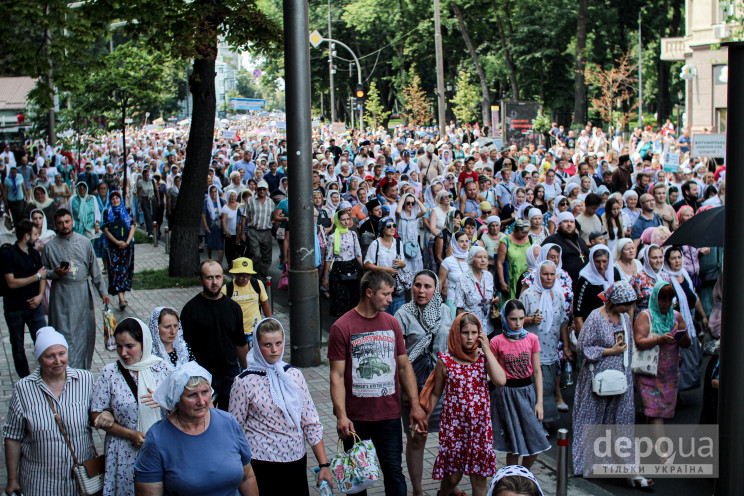 Тысячи людей, отсутствие масок и пробки:…