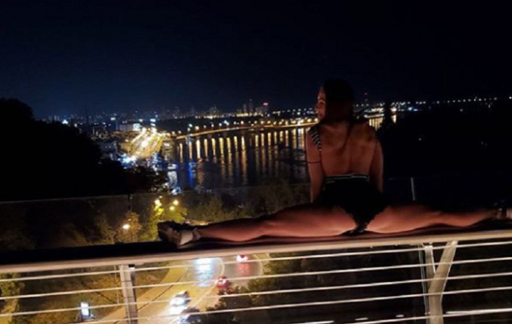 У Києві дівчина сіла на шпагат на перила…