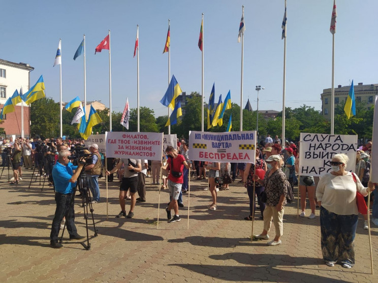 У Дніпрі сотні людей прийшли під будівлю…