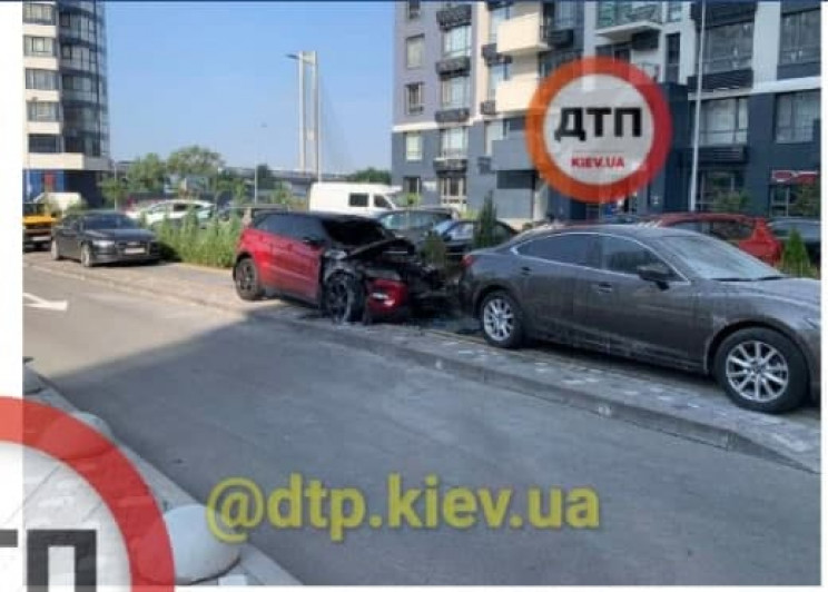 У Києві підпалили припаркований на троту…