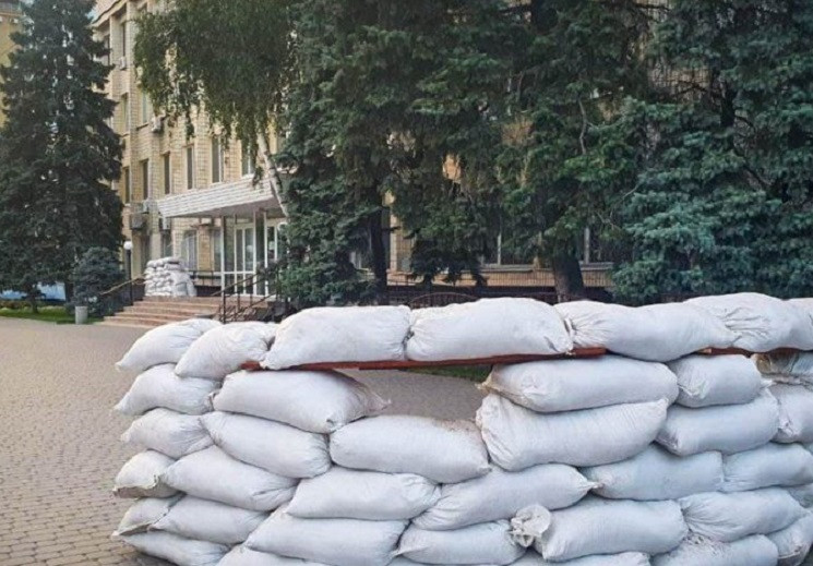 В столице Западного Донбасса перед здани…