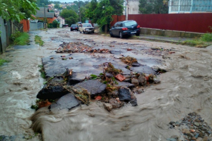 У Чернівцях злива затопила місто другий…