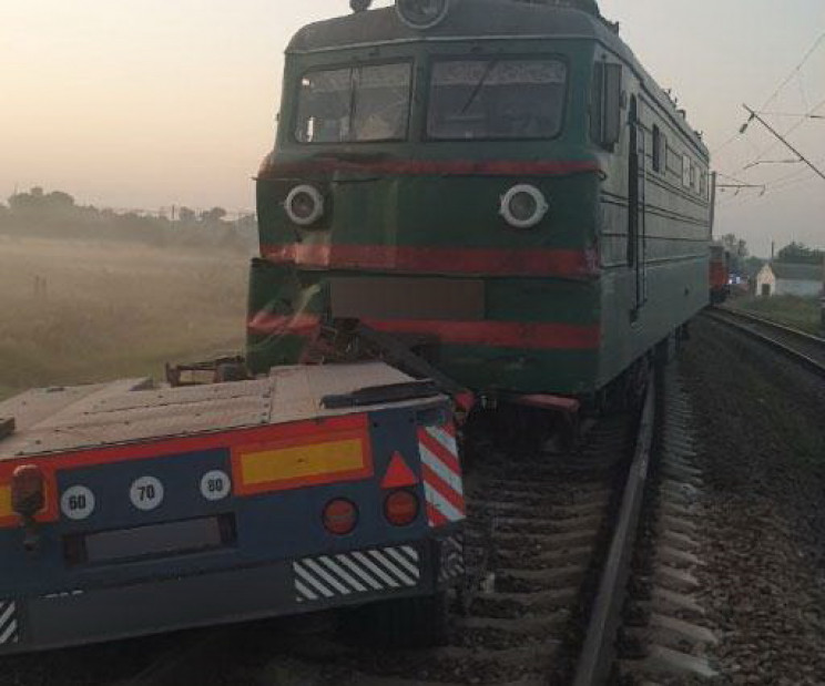 На Полтавщині потяг протаранив вантажівк…