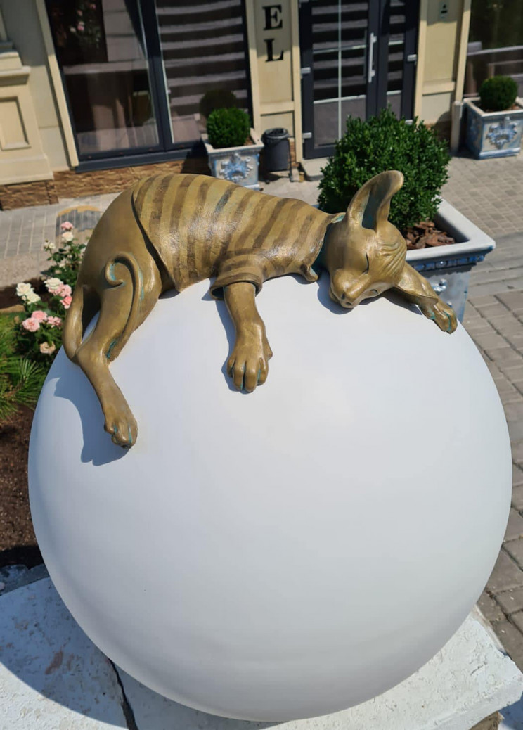 Кіт Ізюм: Нова скульптура прикрасила оде…