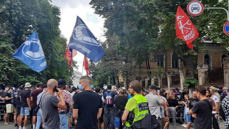 На ЛГБТ-прайд під ОПУ прийшли десятки ко…