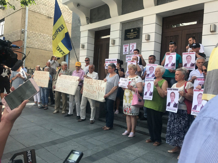 Вінничани провели акцію протесту під буд…