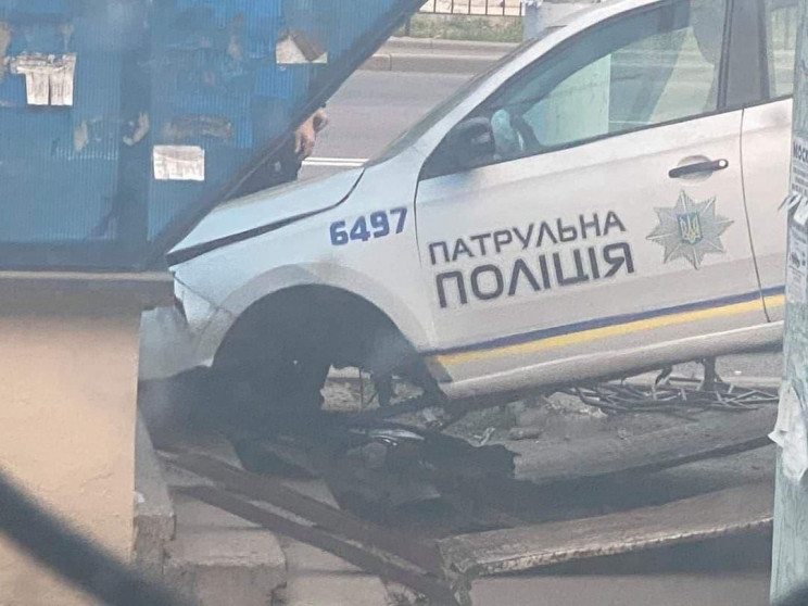 В Краматорске авто полиции снесло огражд…