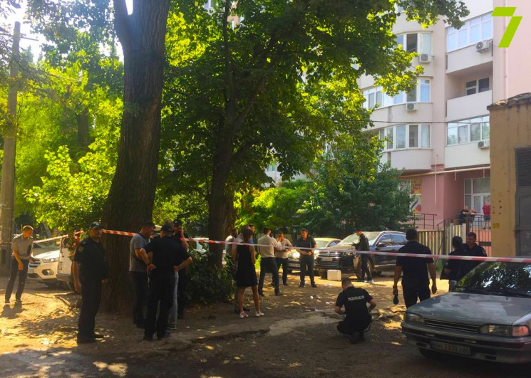 В Одессе неизвестные стреляли из автомат…