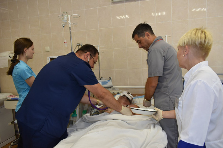 Лікарі у Дніпрі рятують бійця із розтрощ…