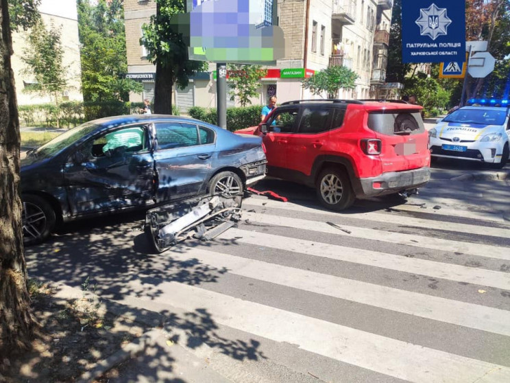 На перекрестке в Харькове разбились Jeep…