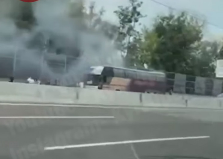 На виїзді з Києва на ходу загорівся авто…