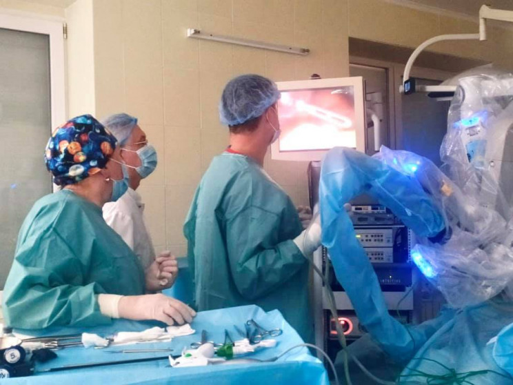 С помощью робота-хирурга львовские медик…