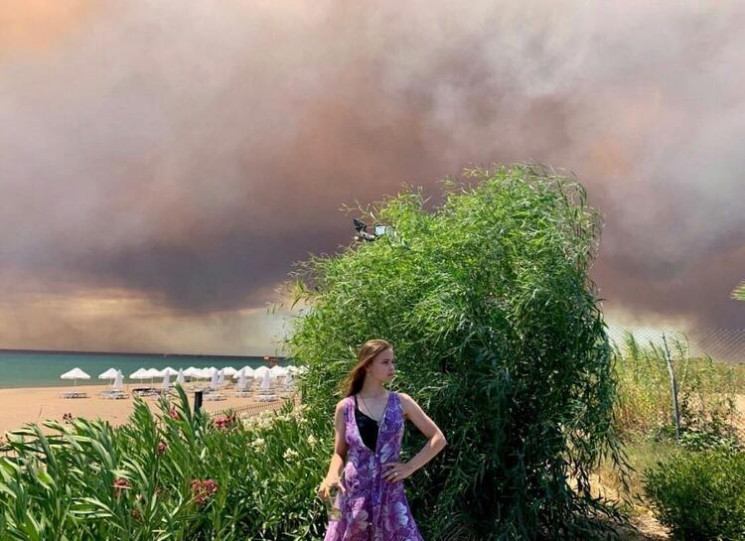 Фото российских туристов на фоне пожаров…