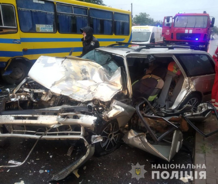 На Львівщині автомобіль зіткнувся з рейс…