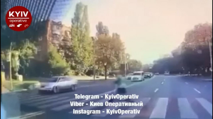У Києві водій збив самокатчика на перехо…