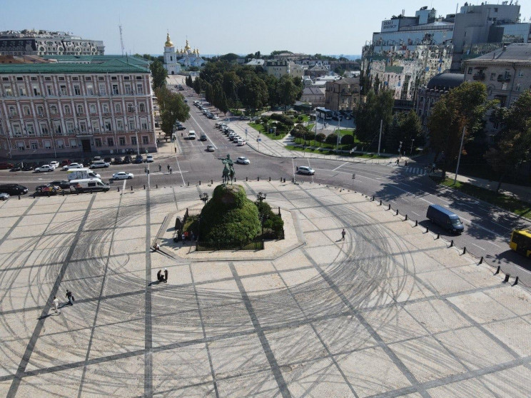 Забруднили плитку: У Києві на Софійській…