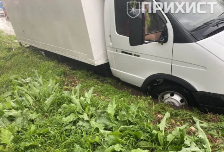 Негода на Дніпропетровщині: Машини їхали…