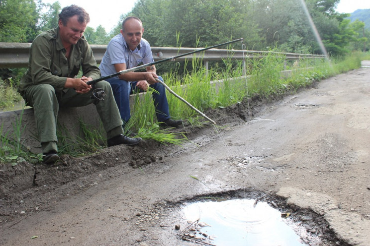 На Прикарпатті місцеві влаштували риболо…