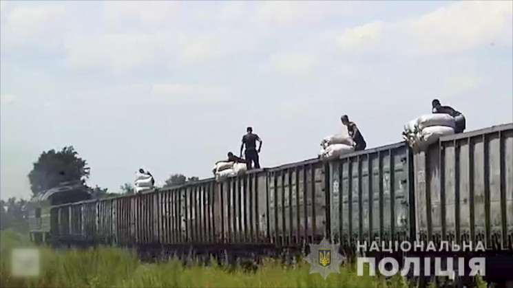 На Дніпропетровщині на ходу з вагонів по…